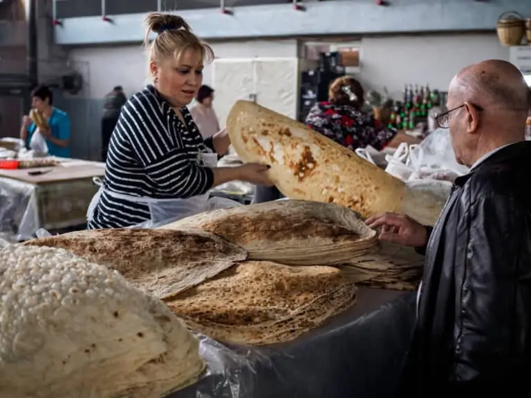 אישה מוכרת לוואש (לחם שטוח) בשוק ירוואן
